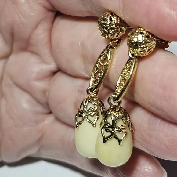 Vintage Avon Gold Tone And Ivory Filigree Preirced Drop Earrings - Picture 2 of 12